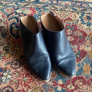 Universal Threads Size 5 Black Leather Ankle Boots